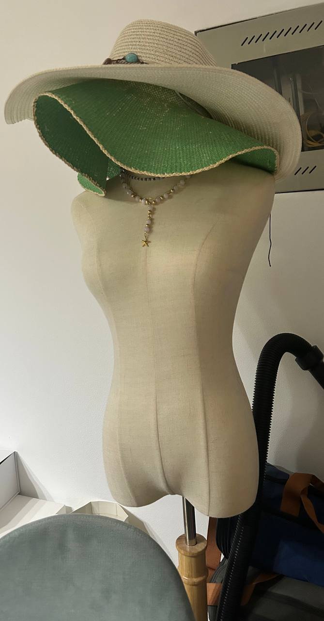 Mannequin size M with hat, in perfect condition — Dubai, UAE