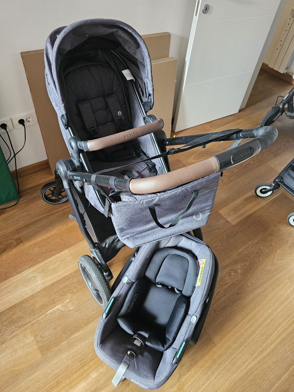 Коляска Maxi-Cosi (люлька+прогулка+кресло) с аксессуарами — Белград, Сербия