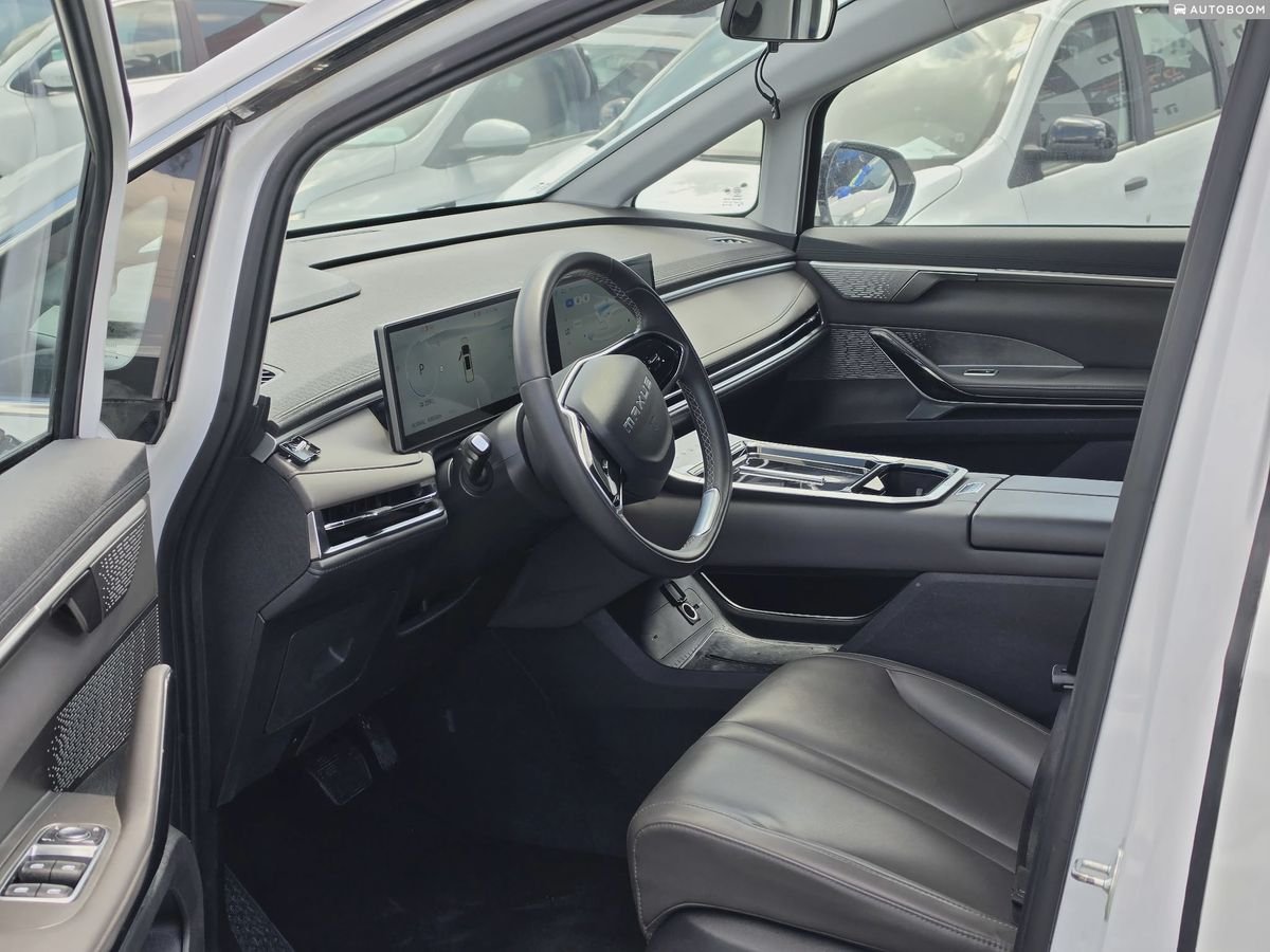 Maxus MIFA 7 2025 white minivan Luxury — Tel Aviv, Israel