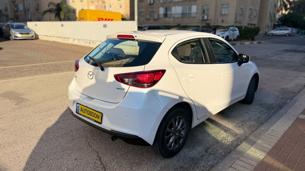Mazda 2 Dynamic 2022 white automatic 1.5 — Tel Aviv, Israel