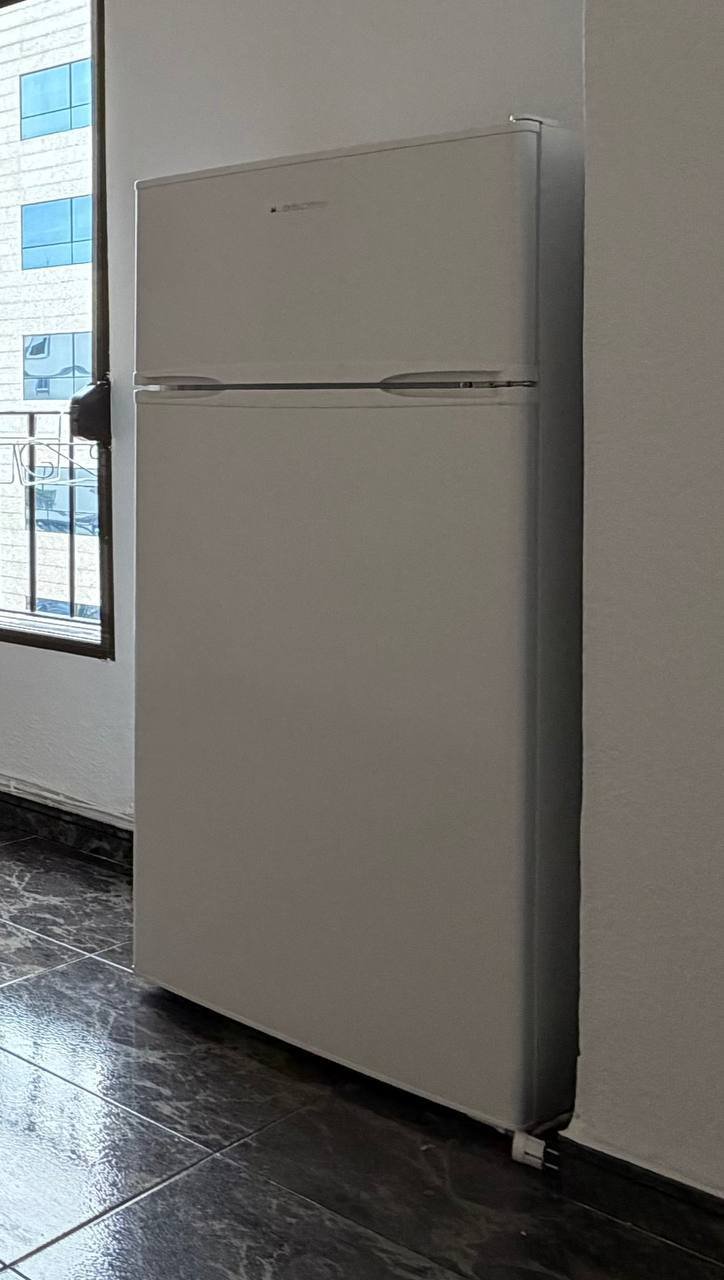 Medium fridge, fully working, 150–160 cm — used — Valencia, Spain