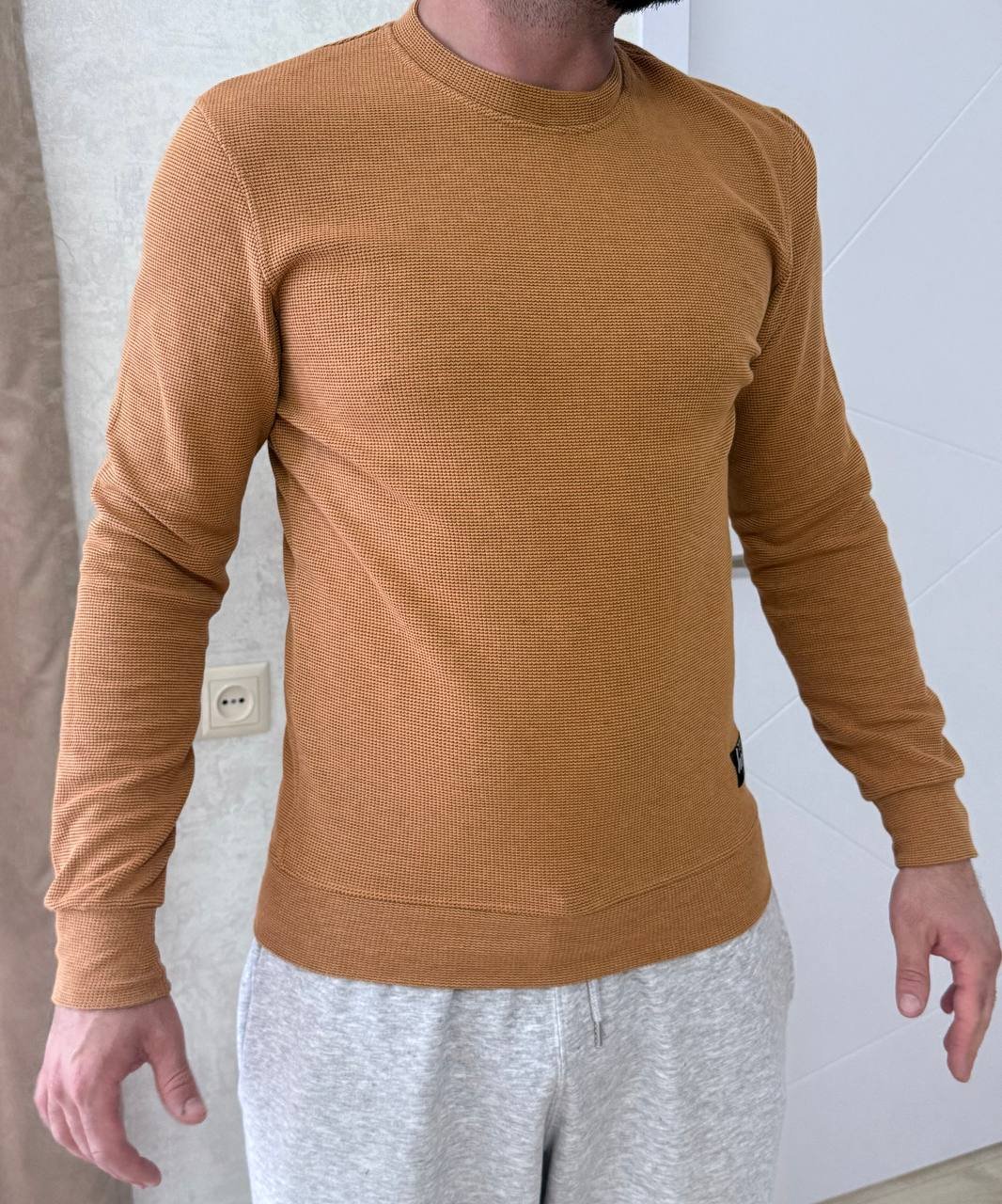 Men's sweater long sleeve caramel, size M — excellent — Batumi, Georgia