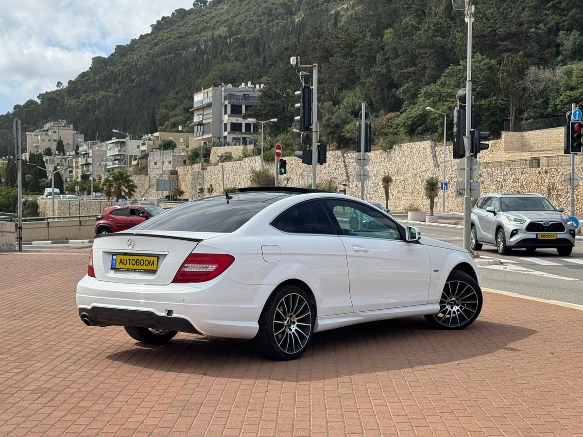 Mercedes-Benz C-Class 2014 white automatic — Haifa, Israel