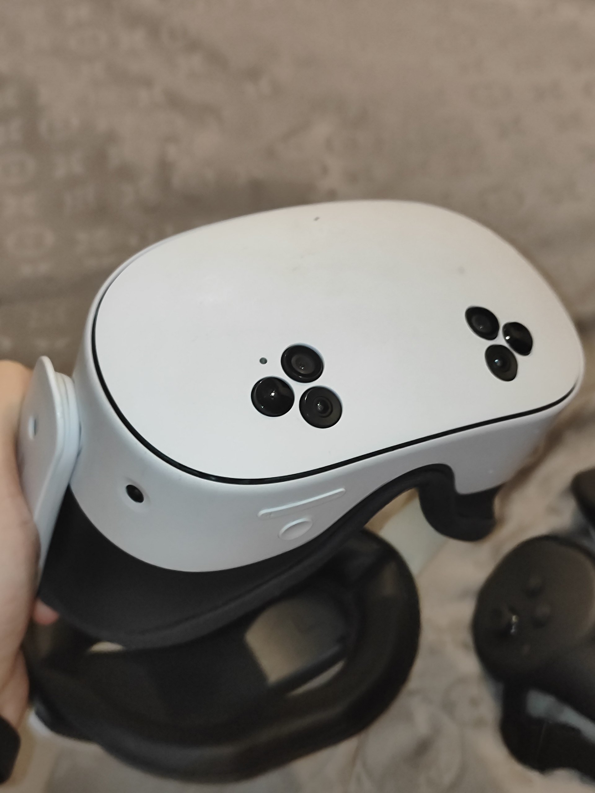 سماعة الواقع الافتراضي Meta Quest 3S في دا نانغ — فيتنام سماعة الواقع الافتراضي Meta Quest 3S في دا نانغ — مستعمل — فيتنام