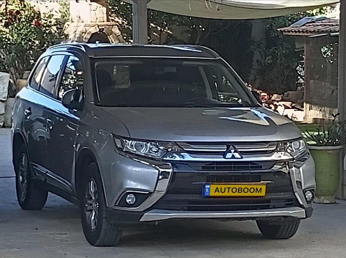 Mitsubishi Outlander 2017 Instyle silver — Tel Aviv, Israel