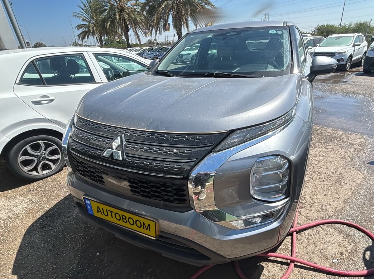 Mitsubishi Outlander 2023 gray Executive — Tel Aviv, Israel