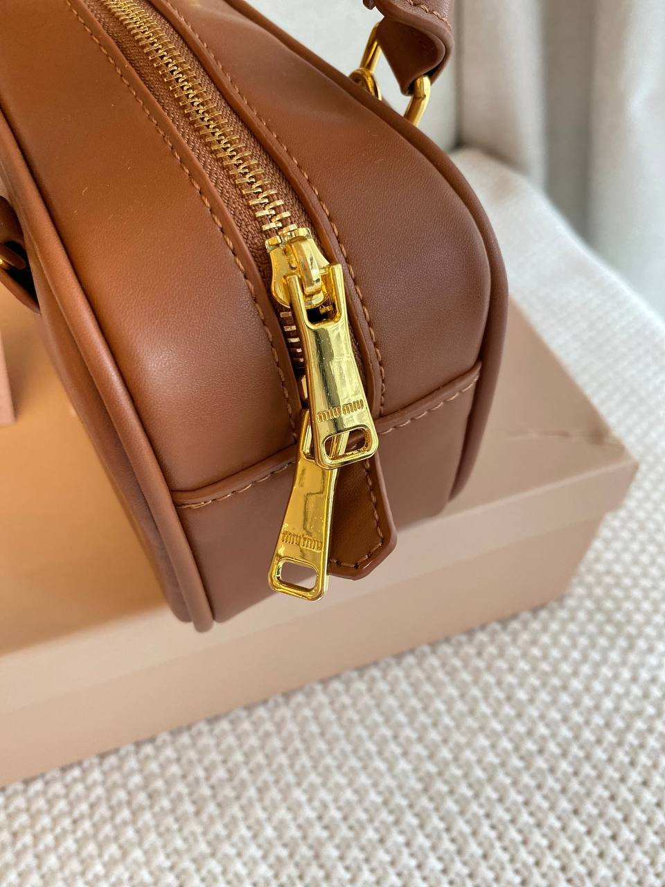 شنطة Miu Miu بنية جديدة — جديد — دبي, الإمارات