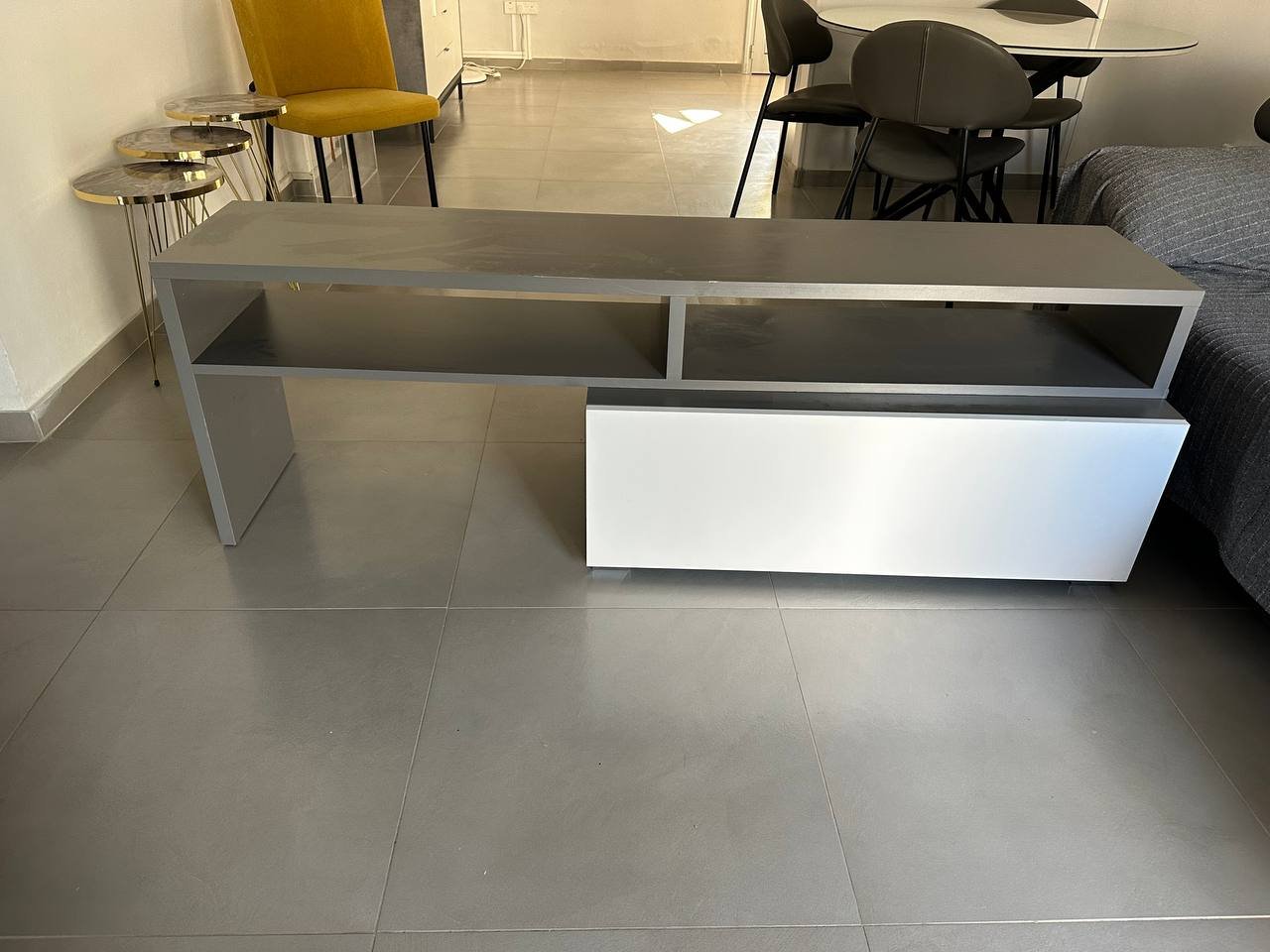 Mueble de TV moderno, extensible, 56 cm, 120 € — Limasol, Chipre Mueble de TV moderno, extensible, 56 cm, 120 € — excellent — Limasol, Chipre