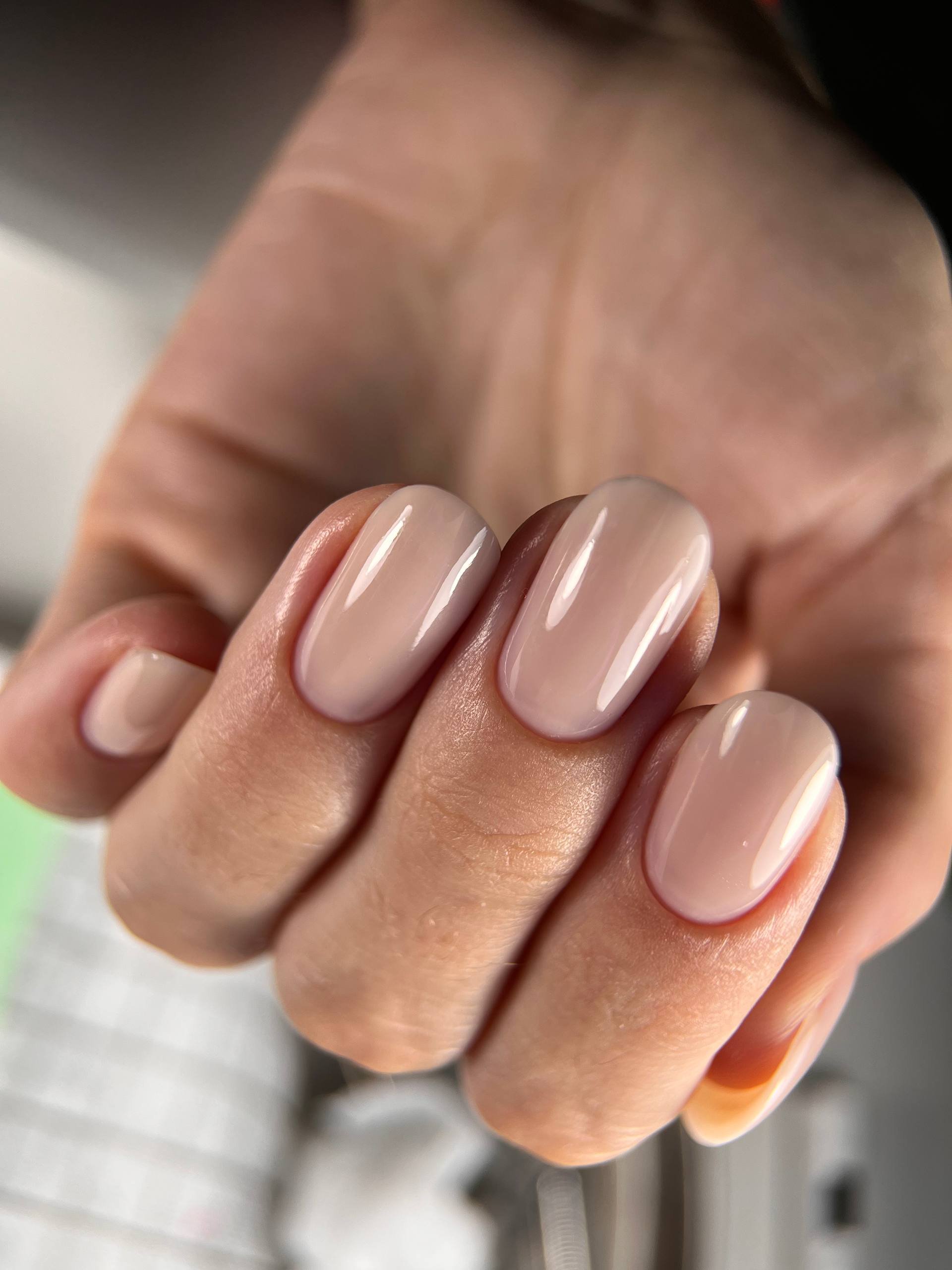 Modelo para manicura con esmalte en gel para grabar el proceso — Pattaya, Tailandia