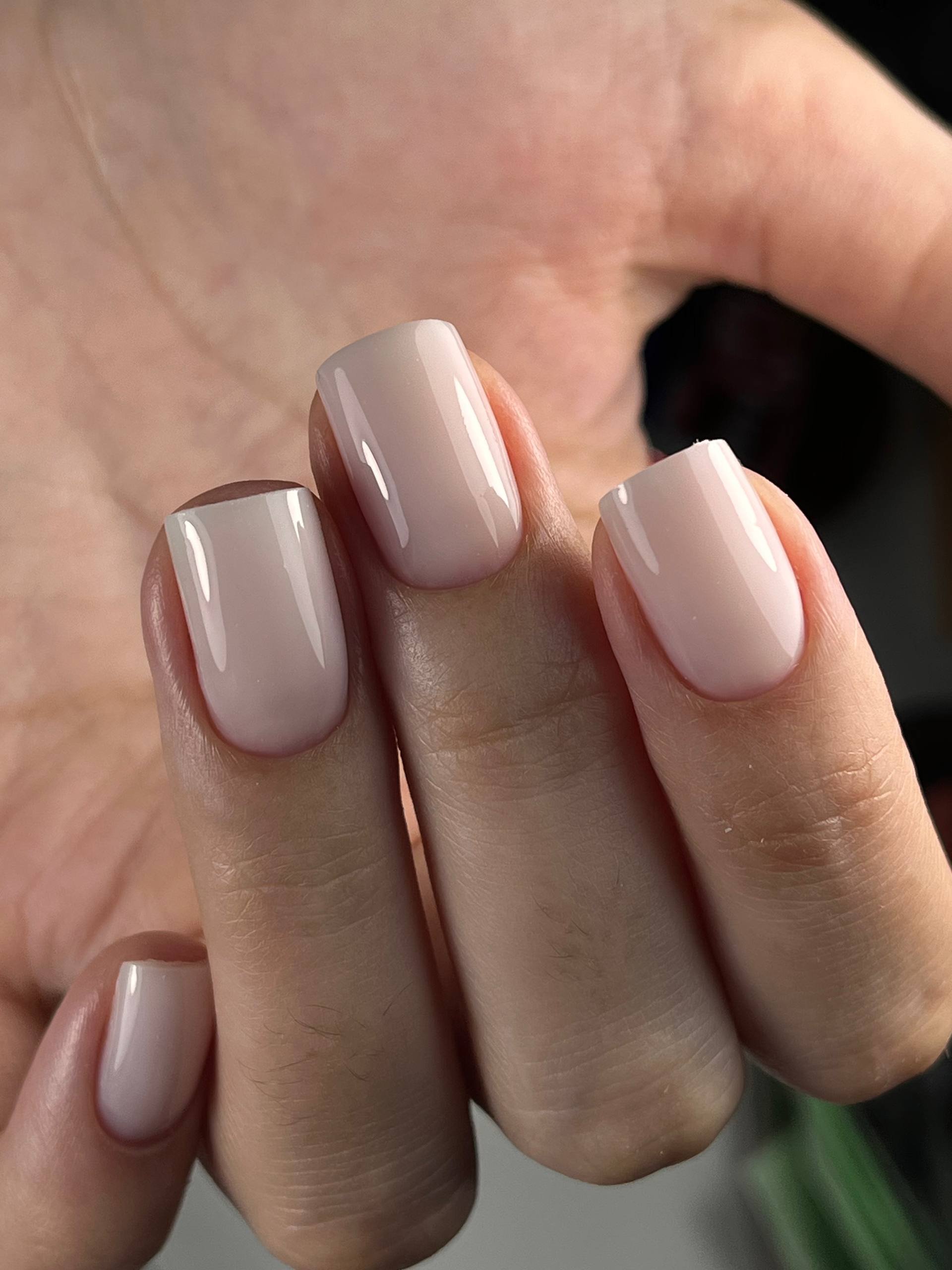 Modelo para manicura con esmalte en gel para grabar el proceso — Pattaya, Tailandia