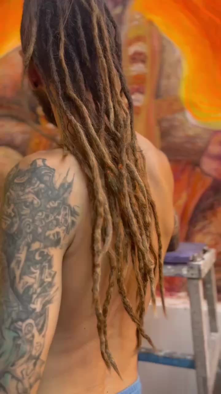Maestra de rastas naturales: retocado y reparación — Nha Trang, Vietnam