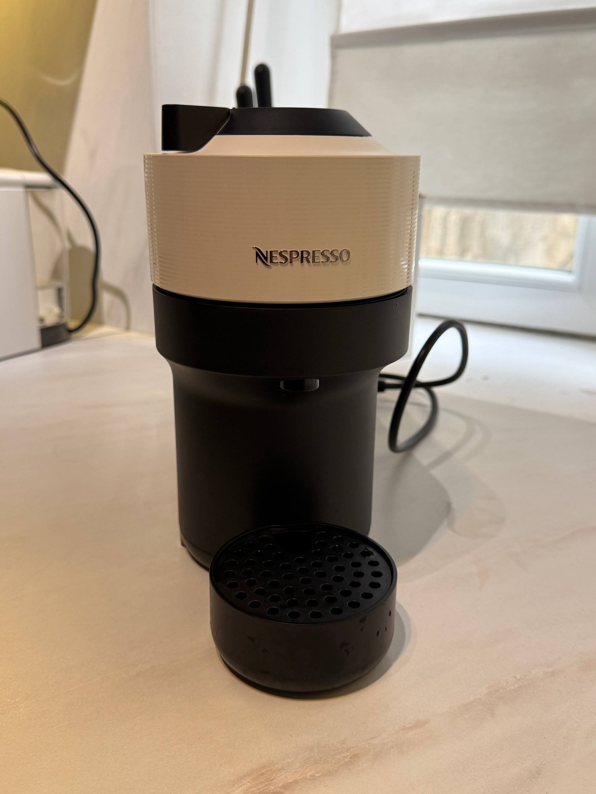 ماكينة قهوة Nespresso Vertuo Pop (بيضاء) مع كبسولات — بلغراد, صربيا