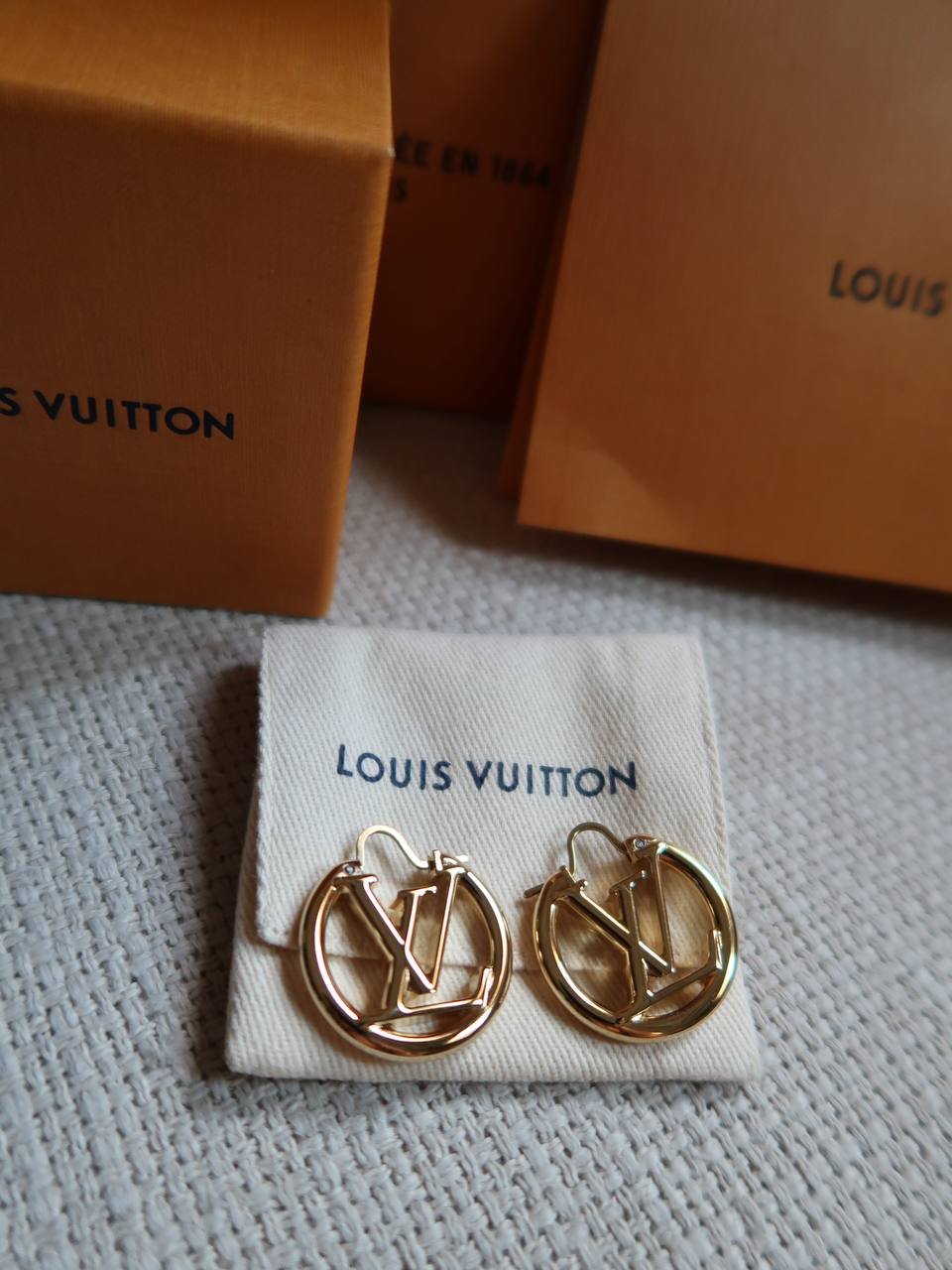 Новые LV серьги из текущей коллекции в коробке — Дубай, ОАЭ Новые LV серьги из текущей коллекции в коробке — новый — Дубай, ОАЭ