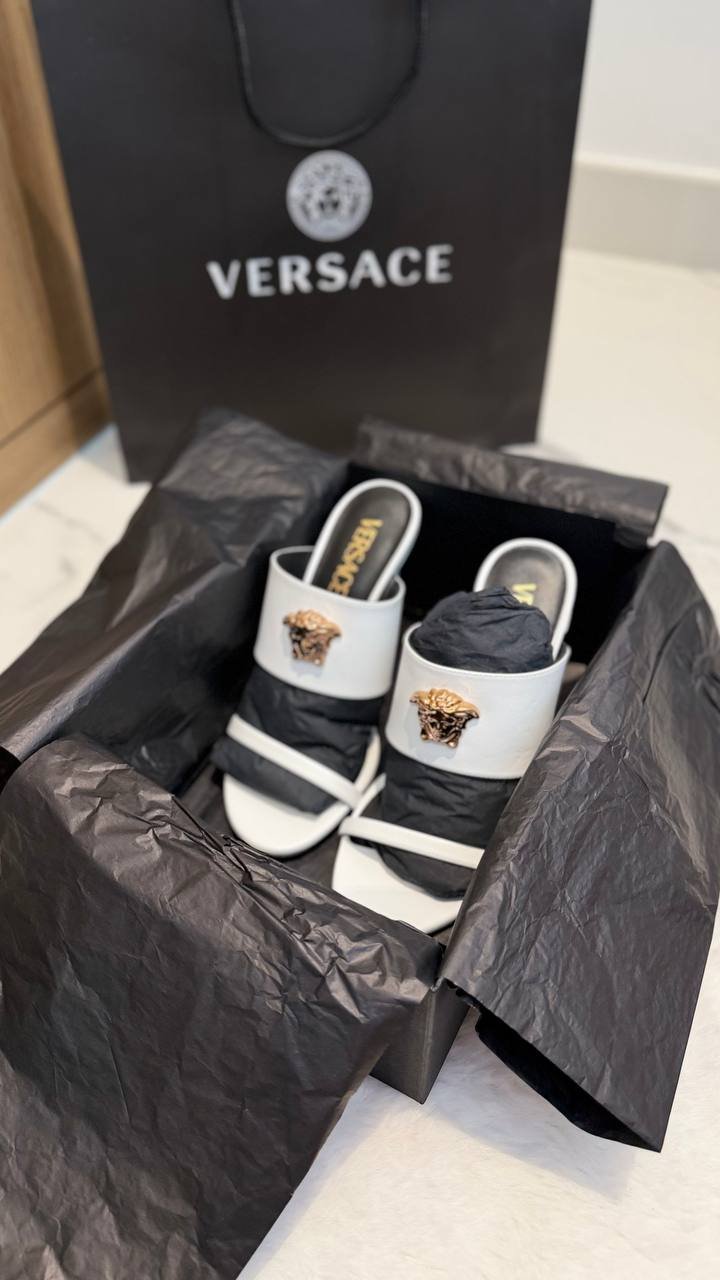 Новые босоножки Versace, оригинал, размер 37 — Дубай, ОАЭ Новые босоножки Versace, оригинал, размер 37 — Дубай, ОАЭ