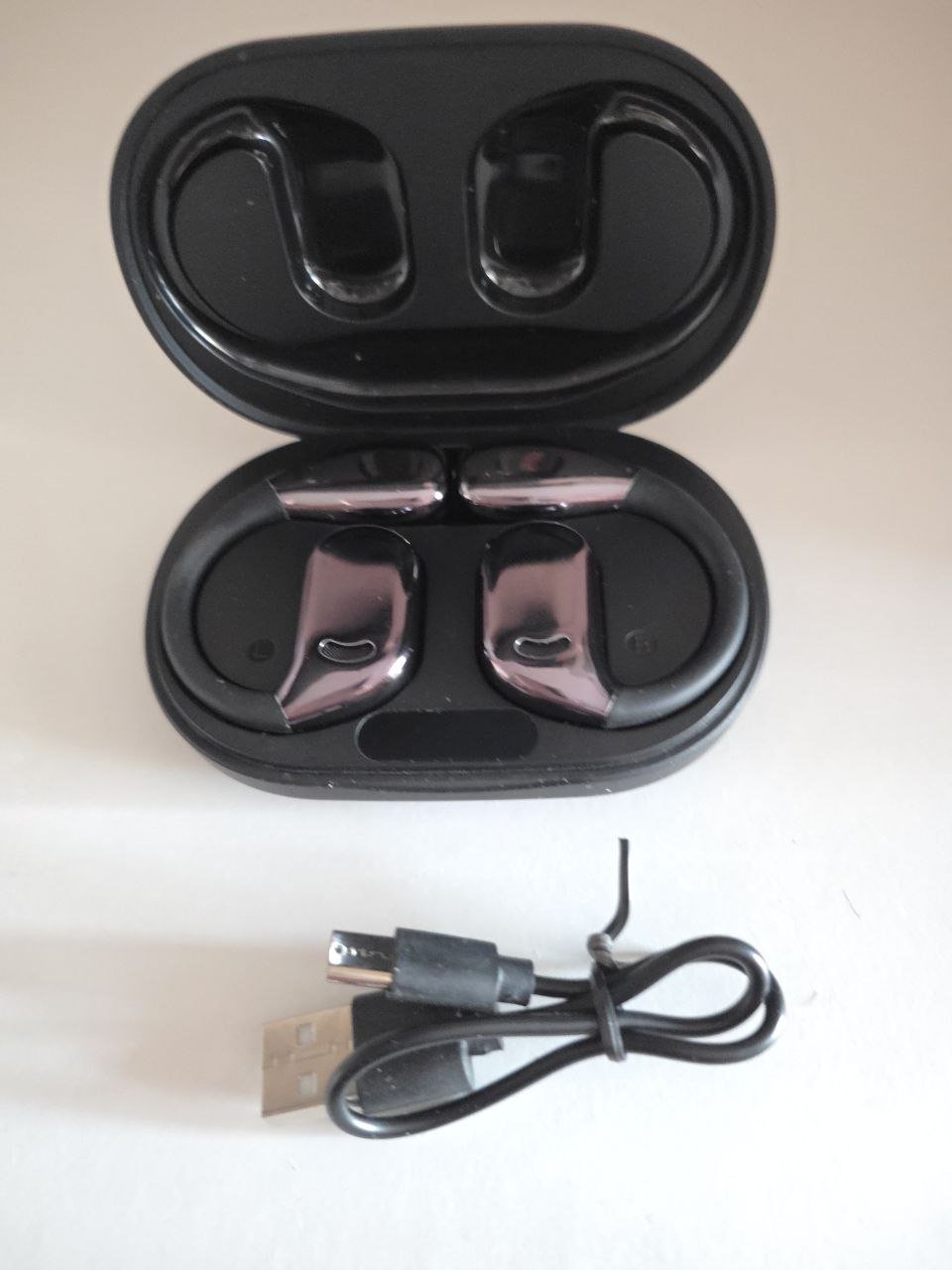 New wireless earbuds in case, Limassol Polemidia — Limassol, Cyprus