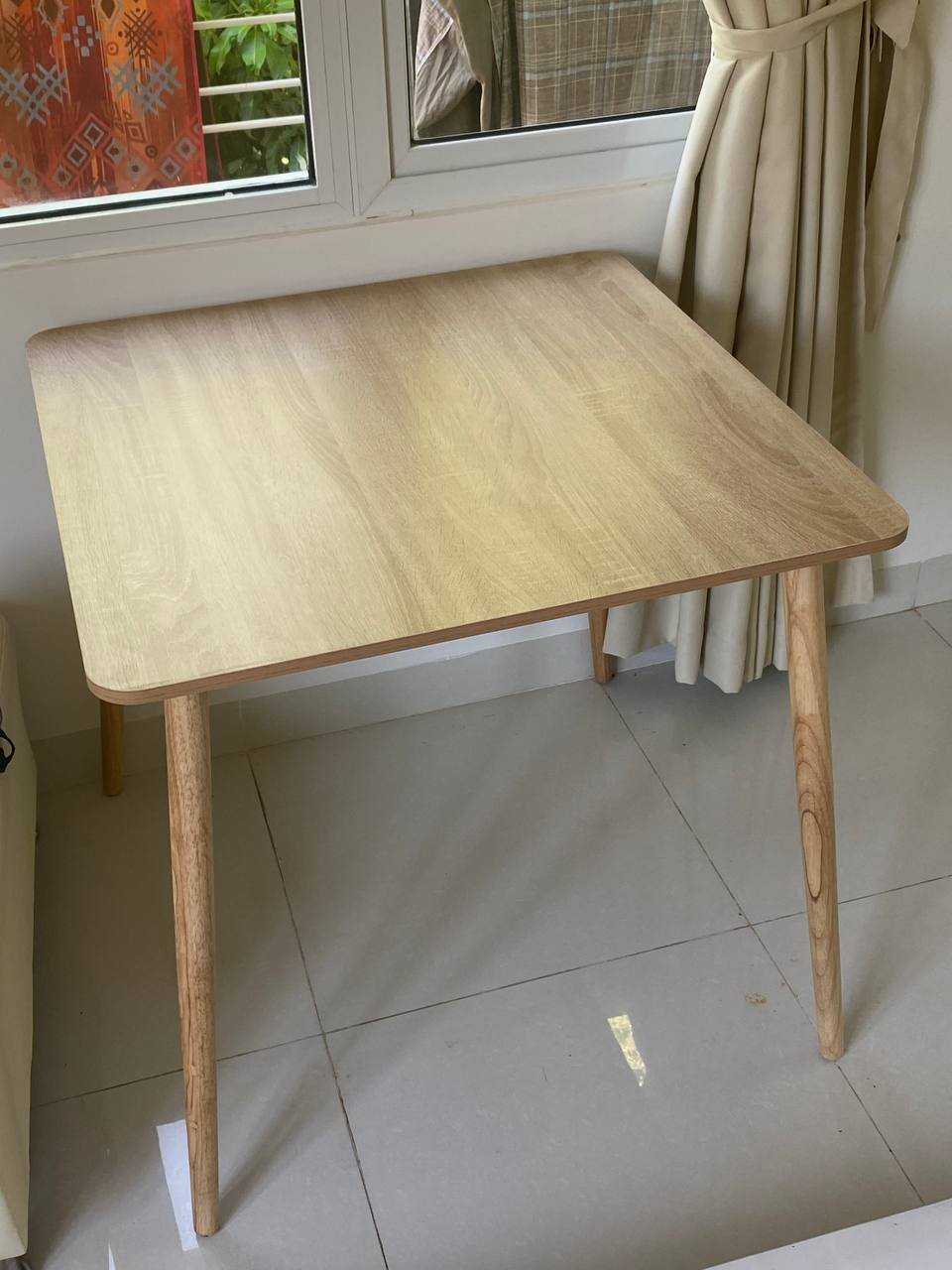 Mesa de madera nueva 80×80×75 — Nha Trang, Vietnam