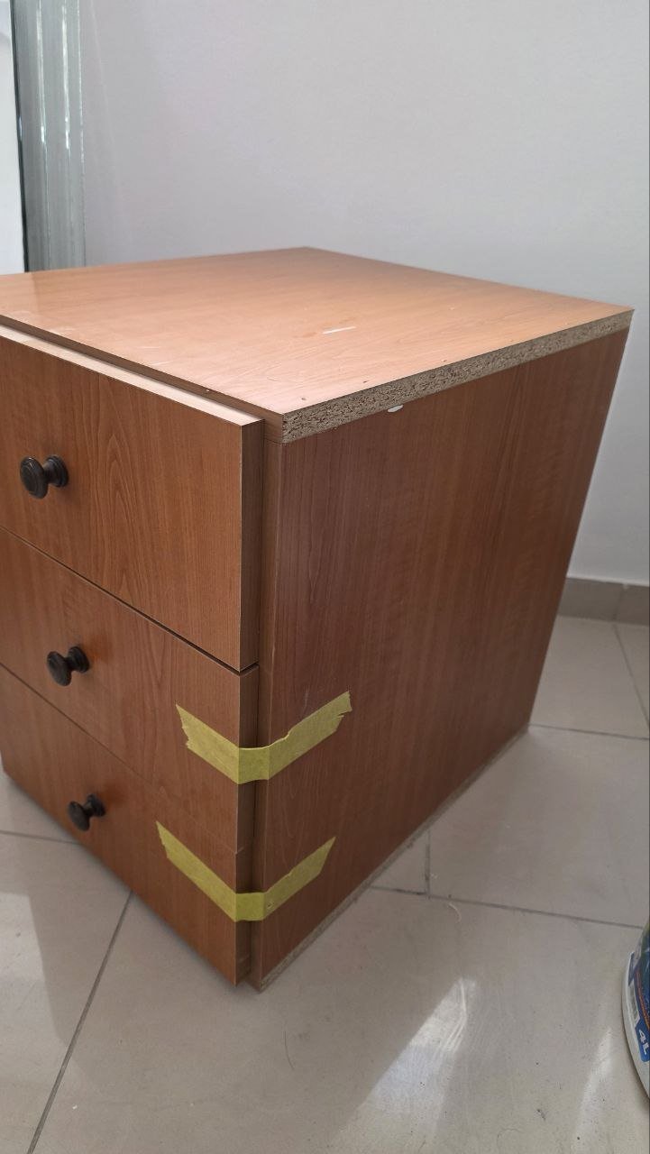 Mesita de noche (2 uds) 10 EUR c/u — Limasol, Chipre Mesita de noche (2 uds) 10 EUR c/u — Limasol, Chipre