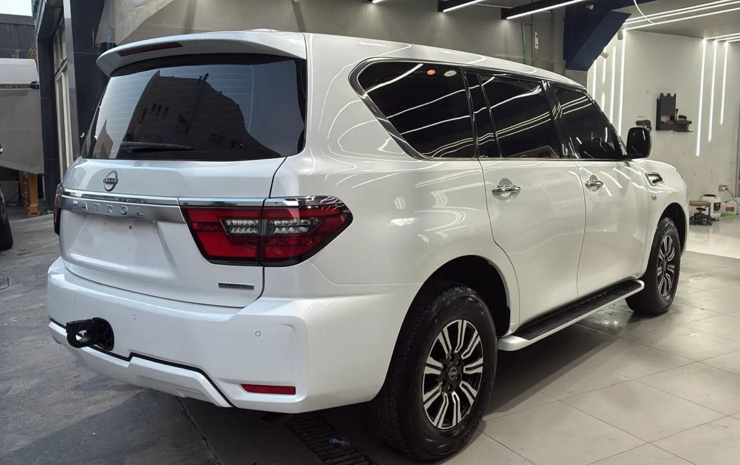 Nissan Pathfinder 2023, V8, interior negro, automático — Abu Dabi, EAU Nissan Pathfinder 2023, V8, interior negro, automático — Abu Dabi, EAU