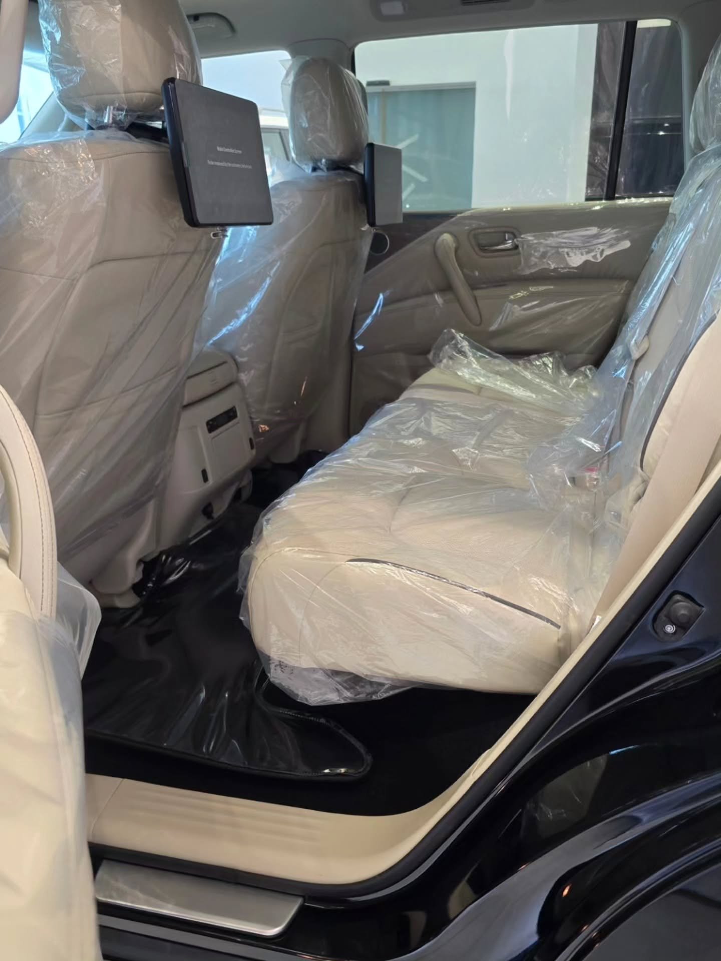 Nissan Platinum V8 SUV black zero — Dubai, UAE