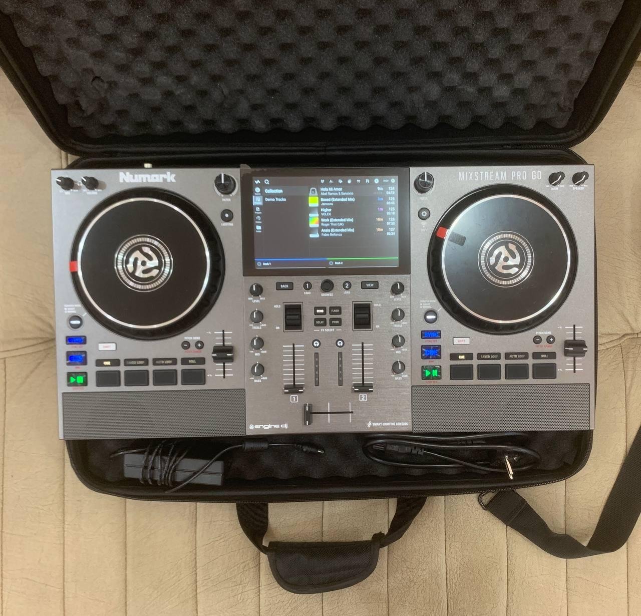 Controlador DJ Numark Mixstream Pro GO con altavoces — usado — Batumi, Georgia
