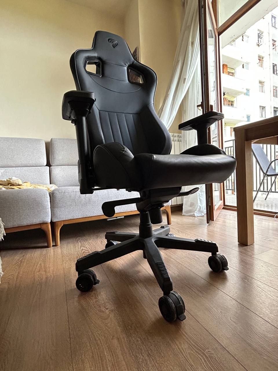 Silla de oficina de cuero (asiento agrietado) — used — Tiflis, Georgia
