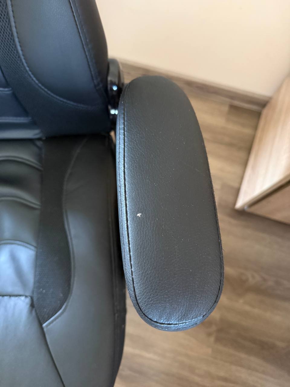 Office work chair (armchair), leather, height adjustable — Belgrade, Serbia