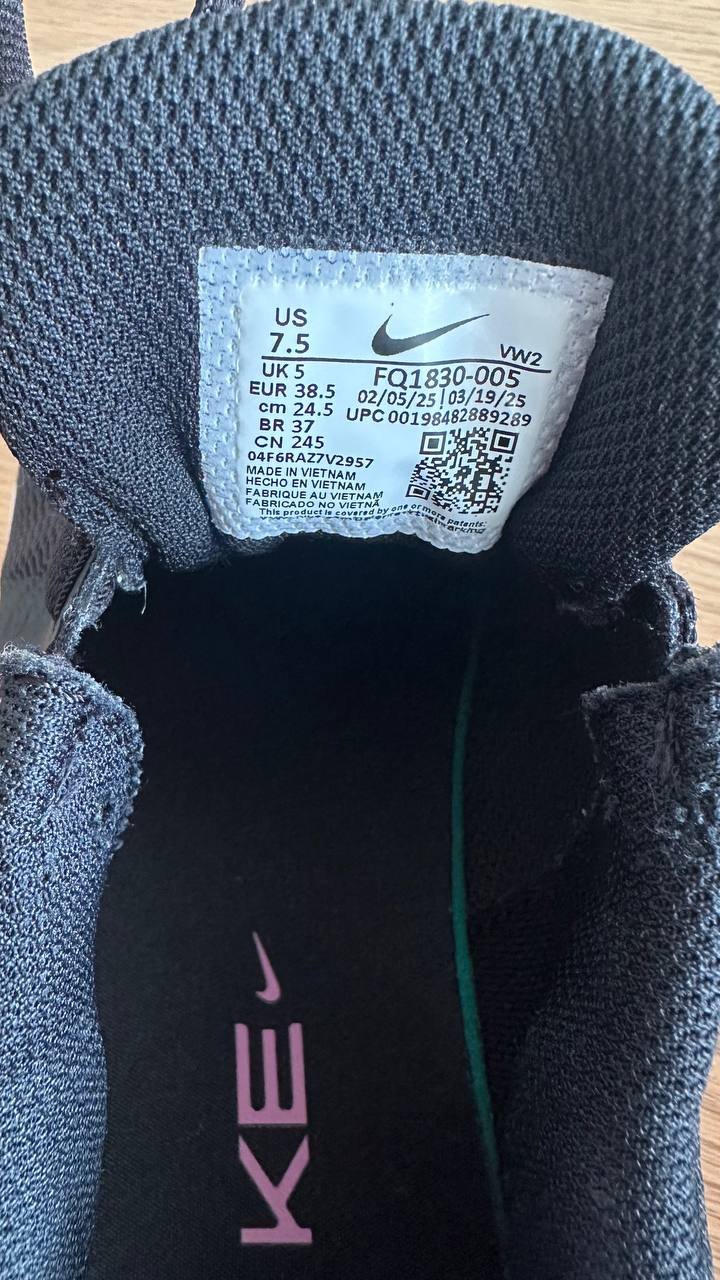 Original Nike sneakers size 38 (runs small) — new — Da Nang, Vietnam
