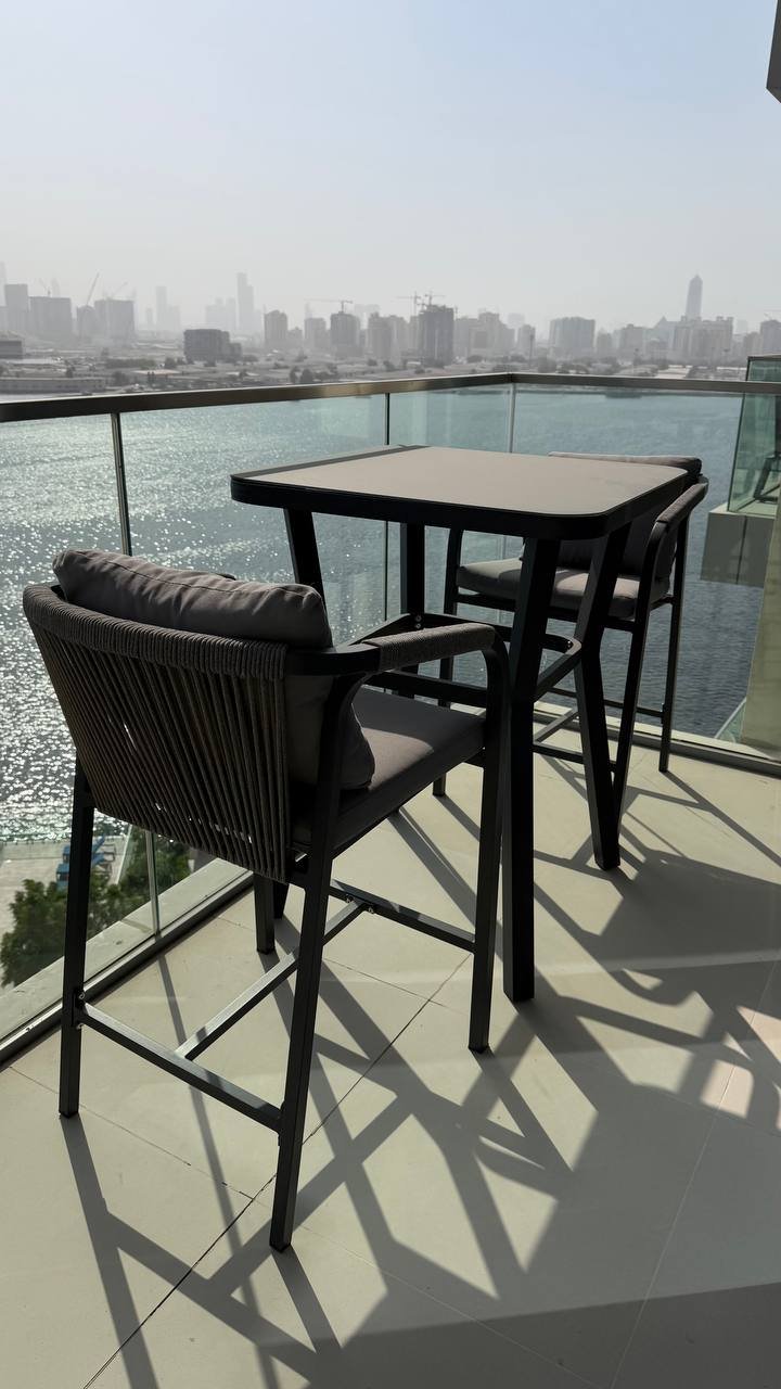 طاولة خارجية مع كراسي 1000 درهم — دبي, الإمارات طاولة خارجية مع كراسي 1000 درهم — دبي, الإمارات