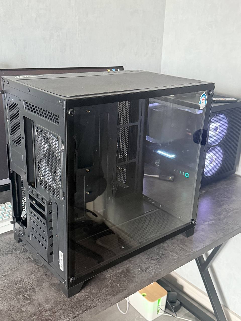 PC case (mid-tower) with window, 3500 — Saint Petersburg, Russia PC case (mid-tower) with window, 3500 — Saint Petersburg, Russia