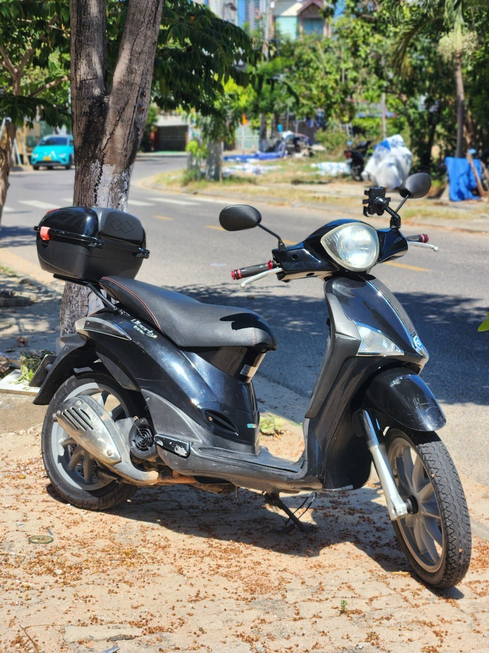 Piaggio Liberty 150 2011 scooter with top case — Da Nang, Vietnam