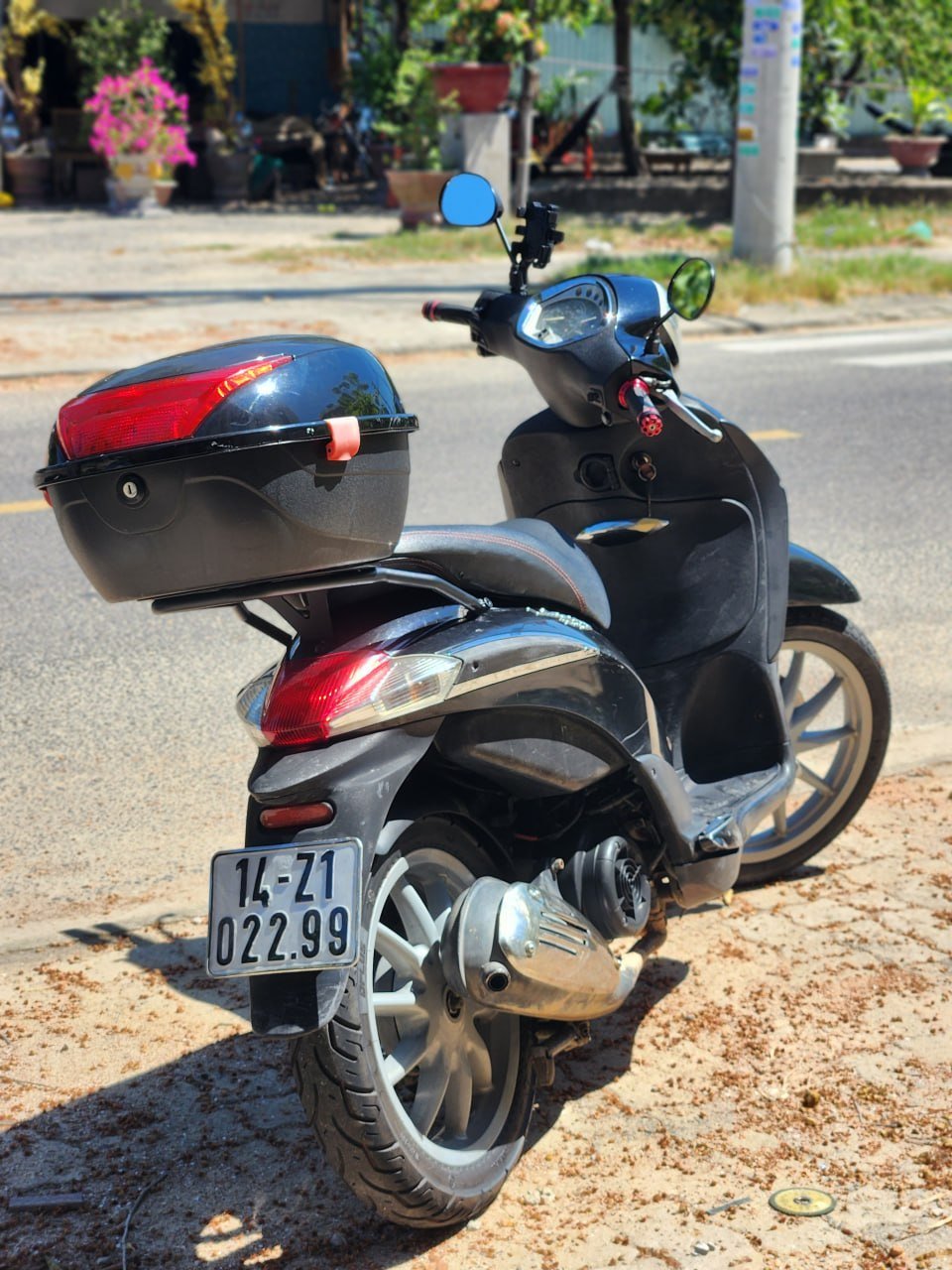 Piaggio Liberty 150 2011 scooter with top case — Da Nang, Vietnam