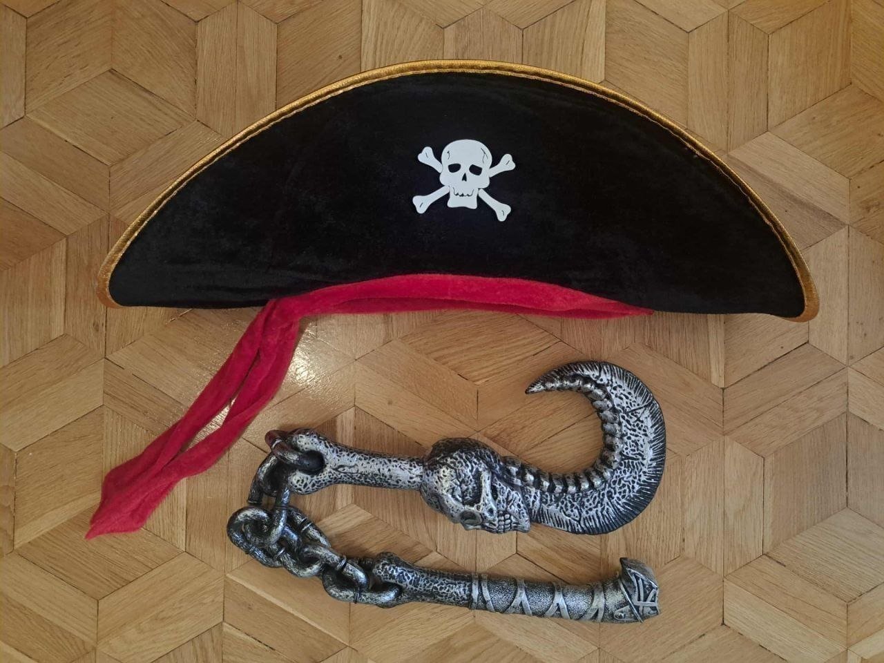 Pirate costume: hat and accessories — Yerevan, Armenia