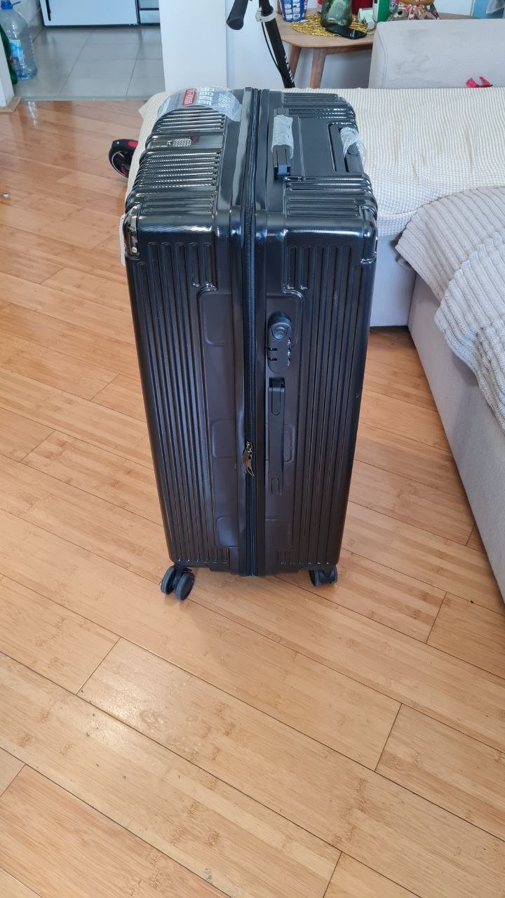 Maleta de plástico con ruedas 67×47×30 cm — used after one flight — Novi Sad, Serbia