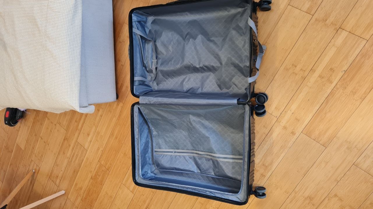 Maleta de plástico con ruedas 67×47×30 cm — used after one flight — Novi Sad, Serbia