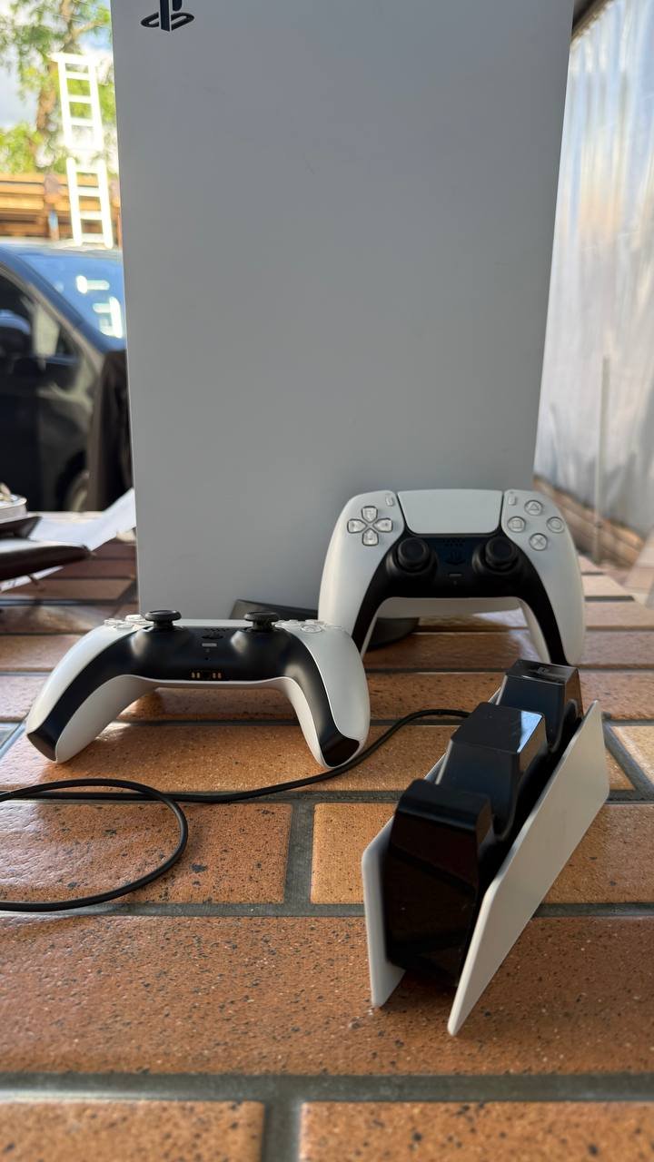 جهاز PlayStation 5 (PS5) بحالة جيدة مع وحدتي تحكم وشاحن — جيد — باتومي, جورجيا