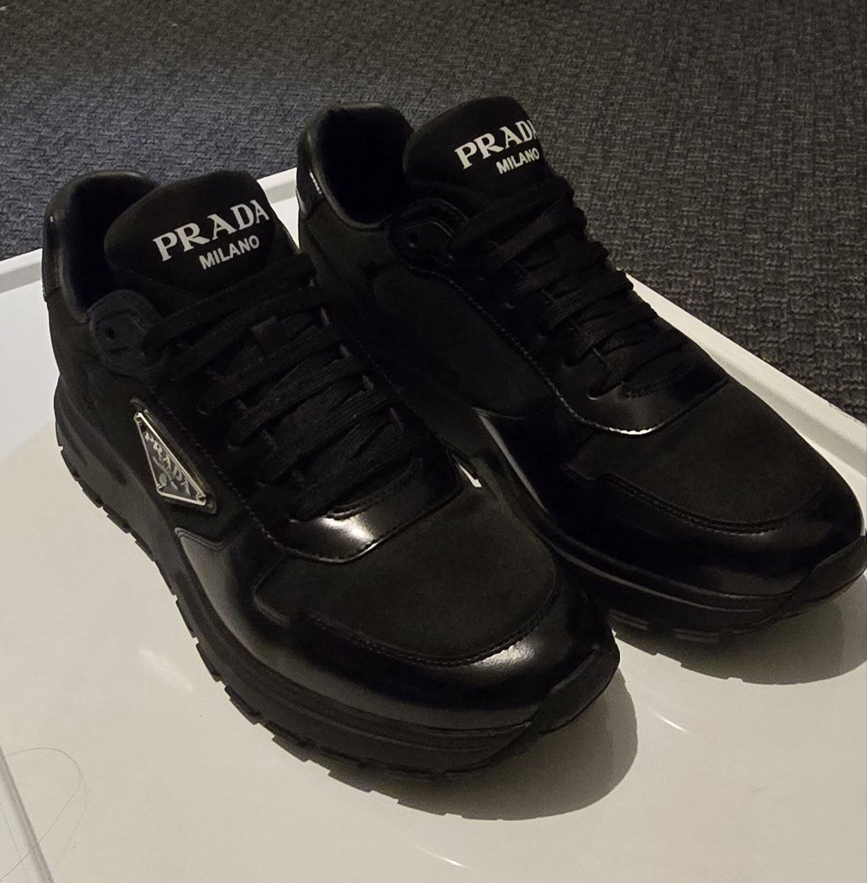 Zapatillas Prada Milano, nuevas, 42 — nuevo — Dubái, EAU