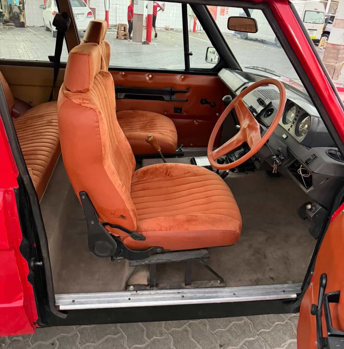 Range Rover 1976 V8 3.5L (правый руль) — Дубай, ОАЭ Range Rover 1976 V8 3.5L (правый руль) — Дубай, ОАЭ