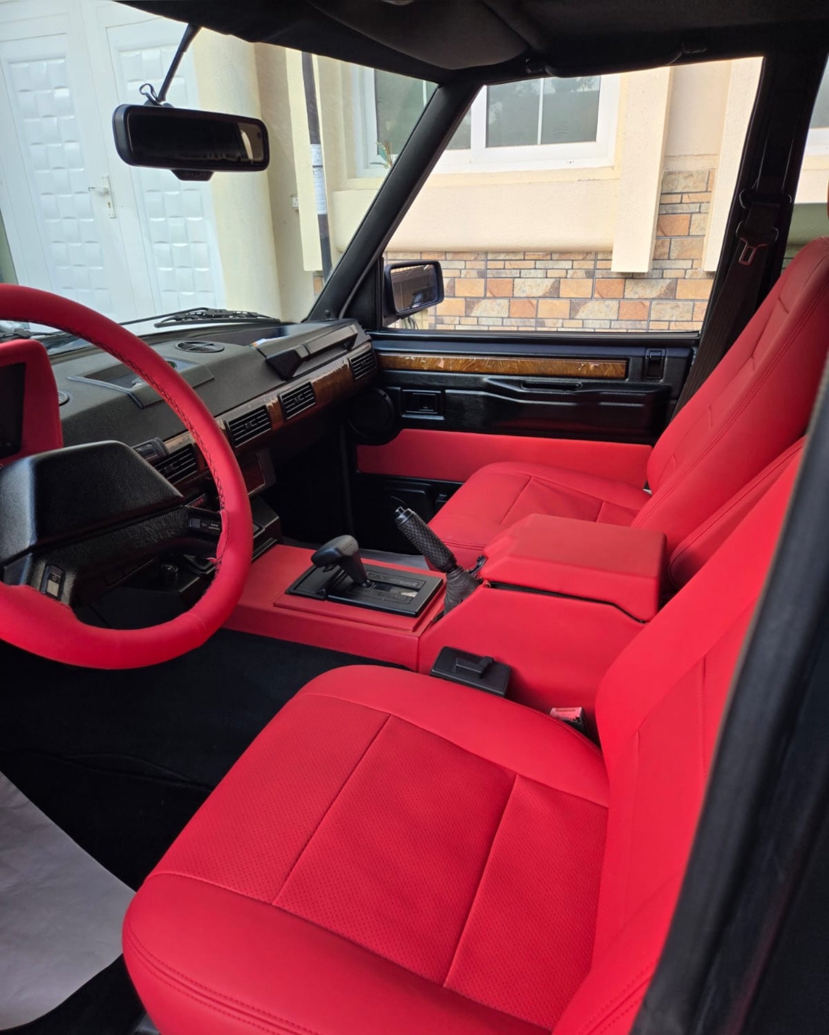 Range Rover 1990, двигатель Lexus 430, красный салон — Дубай, ОАЭ Range Rover 1990, двигатель Lexus 430, красный салон — Дубай, ОАЭ