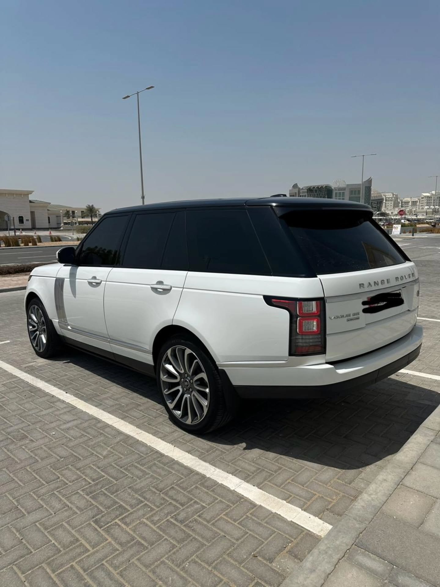 Range Rover 2015 60 000 AED (8 цилиндров) — Дубай, ОАЭ Range Rover 2015 60 000 AED (8 цилиндров) — б/у — Дубай, ОАЭ