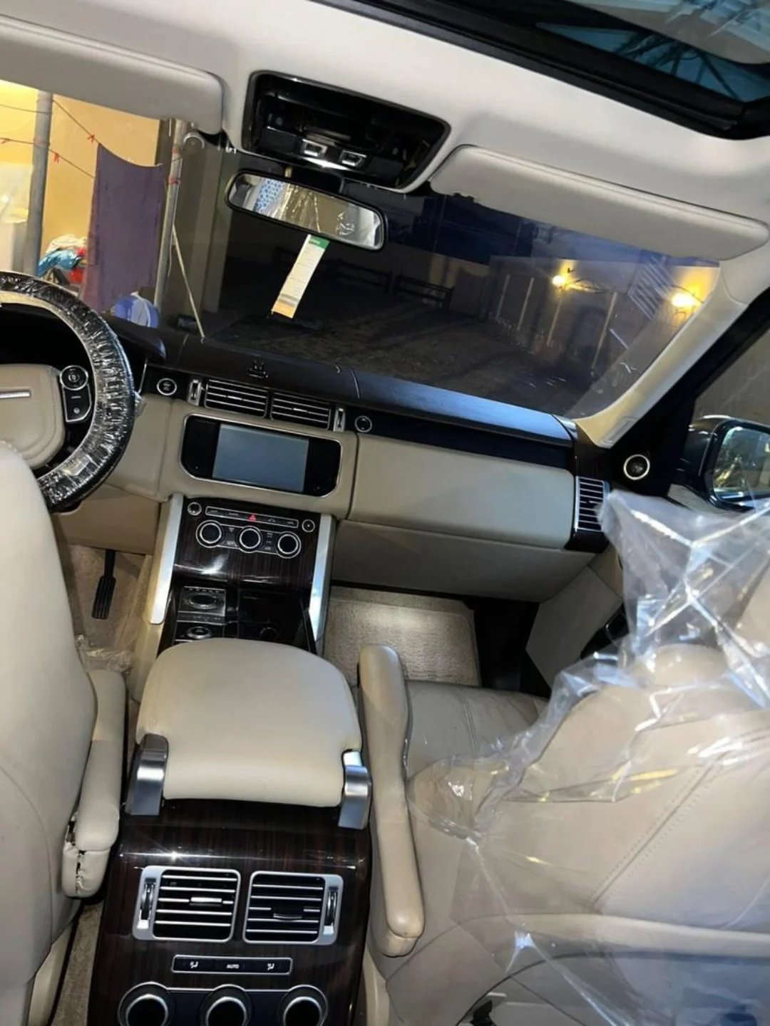Range Rover 2016 бежевый салон, без ДТП, без покраски — Дубай, ОАЭ Range Rover 2016 бежевый салон, без ДТП, без покраски — состояние агентства — Дубай, ОАЭ
