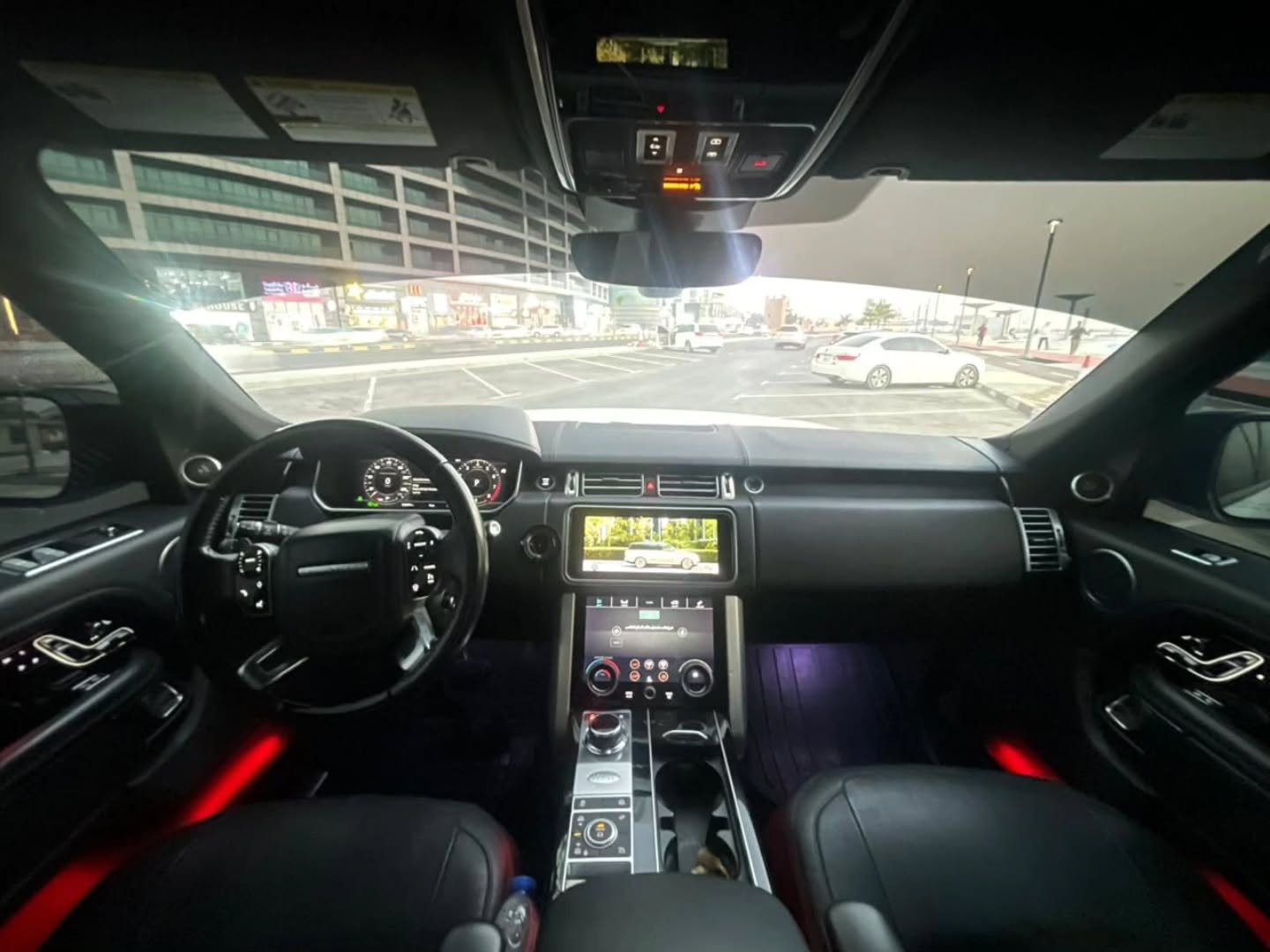 Range Rover 2018 американский, 8 цилиндров, 95000 км — Дубай, ОАЭ Range Rover 2018 американский, 8 цилиндров, 95000 км — очень чистый — Дубай, ОАЭ