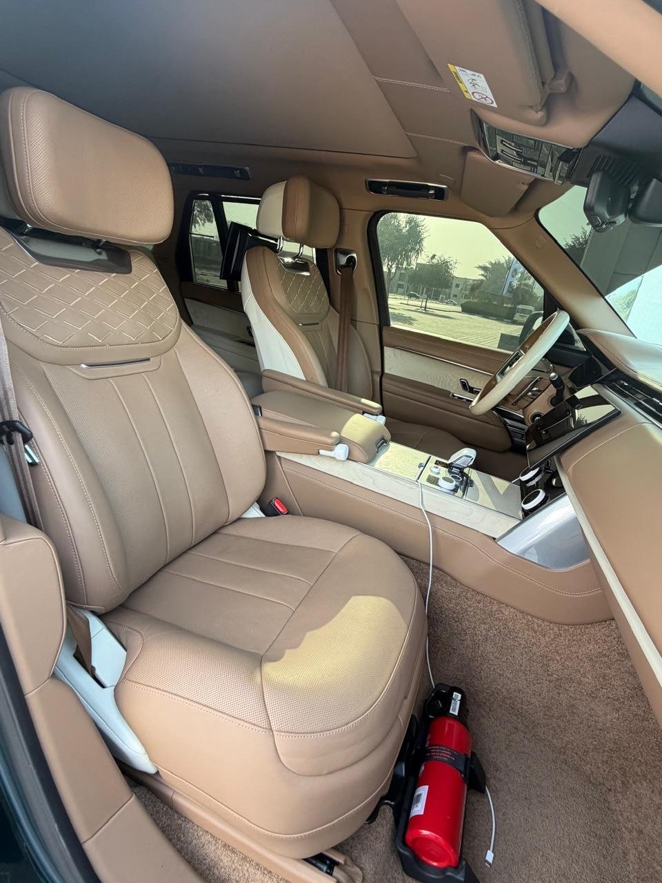 Range Rover 2023, 47000 км, бежевый салон — Дубай, ОАЭ Range Rover 2023, 47000 км, бежевый салон — Дубай, ОАЭ