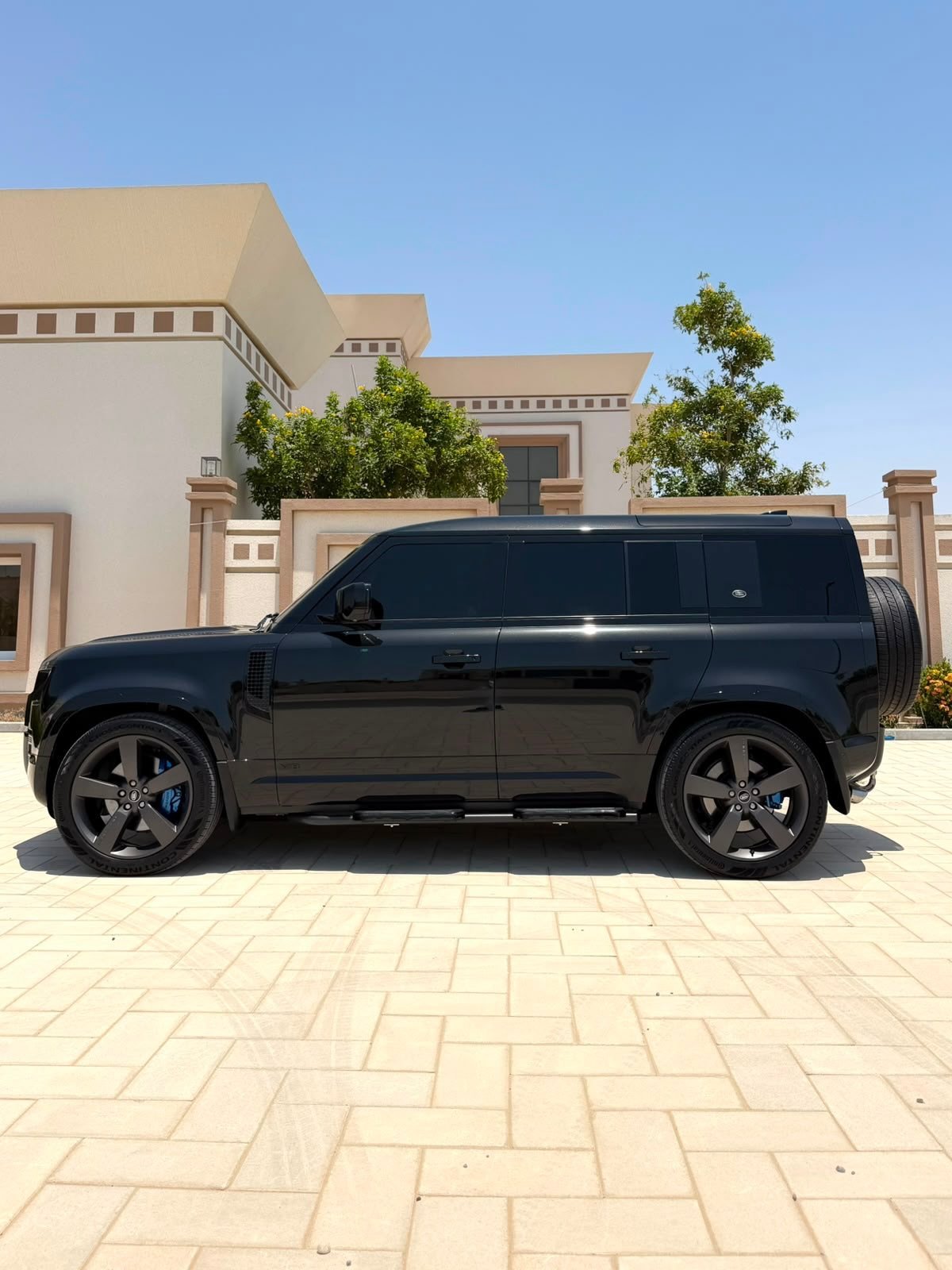 رينج روفر ديفندر P525 V8 سوبر تشارج 2023 — دبي, الإمارات