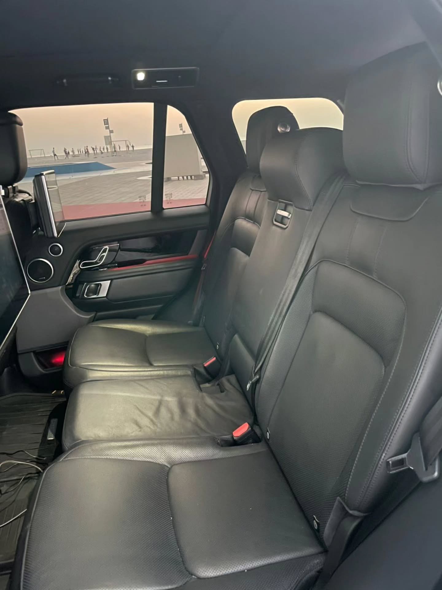 Range Rover салон: 10 цветов — Дубай, ОАЭ Range Rover салон: 10 цветов — б/у — Дубай, ОАЭ