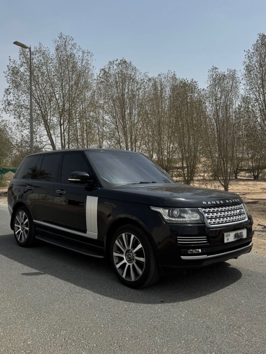 رنج روفر V8 سوبر تشارج 2015 أسود، داخلية بيضاء — دبي, الإمارات