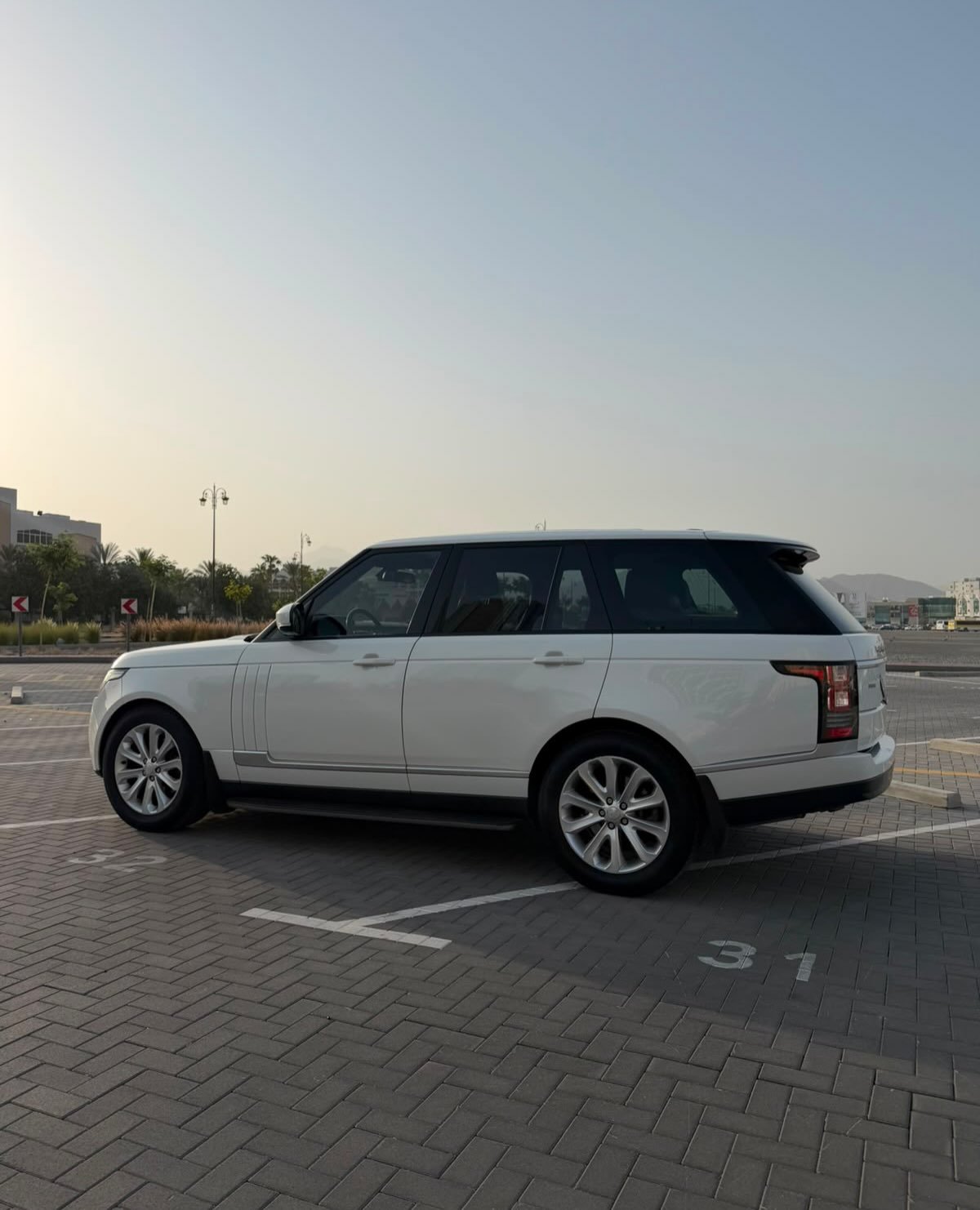 Range Rover Vogue 2014 (без суперчарджера) — Дубай, ОАЭ Range Rover Vogue 2014 (без суперчарджера) — б/у — Дубай, ОАЭ