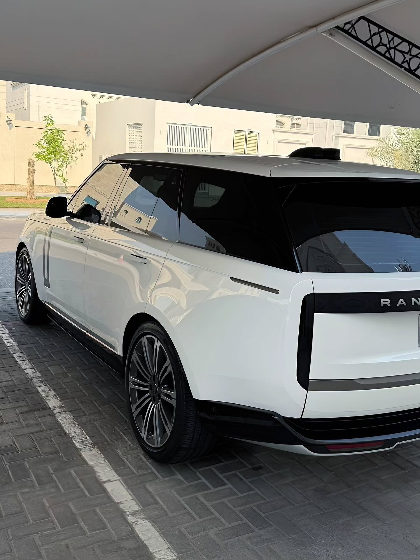 رنج روفر فوج HSE V8 موديل 2023 495000 درهم — دبي, الإمارات
