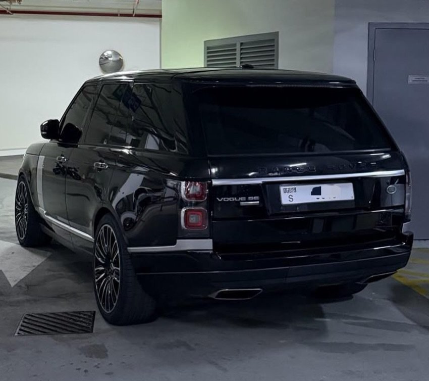 Range Rover Vogue SE 2016 черный, салон красный — Дубай, ОАЭ Range Rover Vogue SE 2016 черный, салон красный — Дубай, ОАЭ