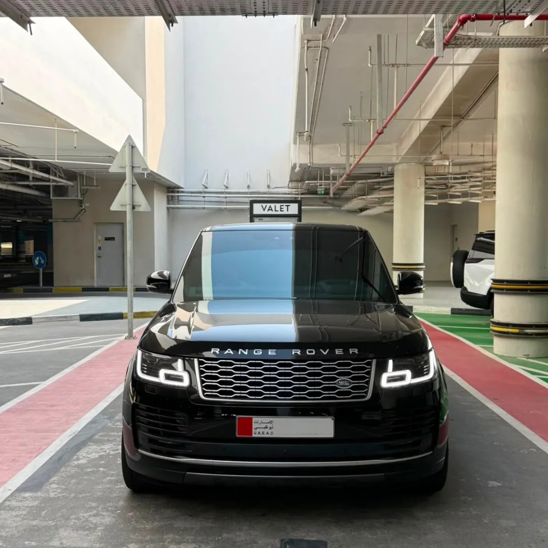رنج روفر فوج SE 2019 V8 أسود، داخلية حمراء — دبي, الإمارات رنج روفر فوج SE 2019 V8 أسود، داخلية حمراء — no accidents, factory paint — دبي, الإمارات
