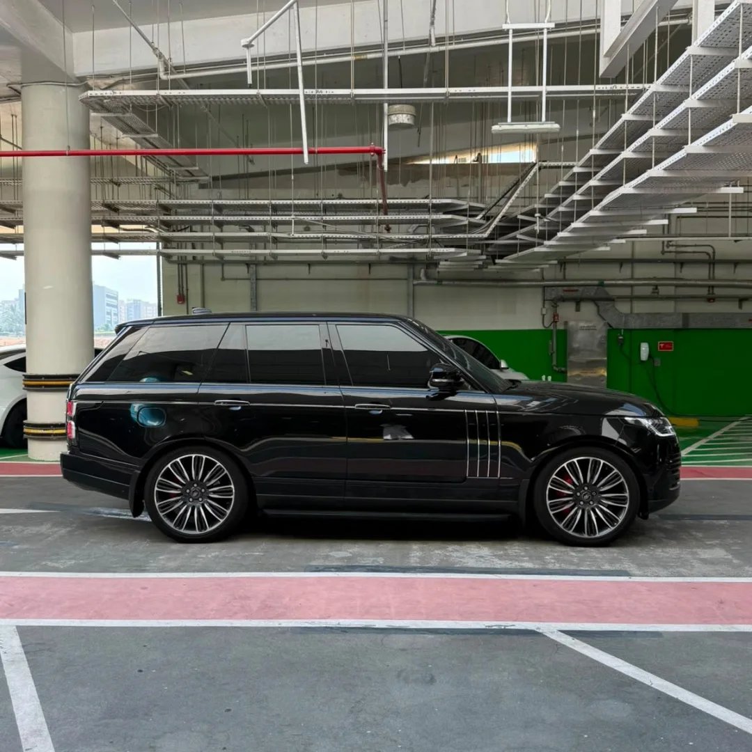 رنج روفر فوج SE 2019 V8 أسود، داخلية حمراء — دبي, الإمارات رنج روفر فوج SE 2019 V8 أسود، داخلية حمراء — no accidents, factory paint — دبي, الإمارات
